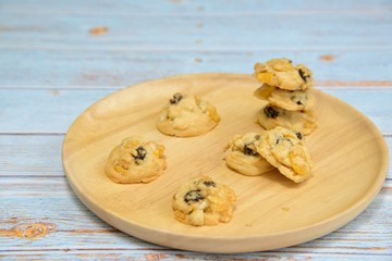 Butter cookies with milk and tasty and delicious beverages are placed on wooden trays to serve consumers at leisure and in need of desserts, in order to relax while eating.