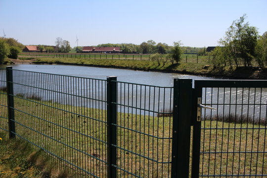 Der Metallzaun am Teich