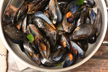 cozze cotte al limone frutti di mare