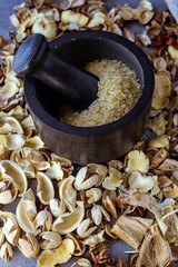 
Mortero de cocina para moler cereales y especias sobre tabla de madera