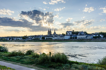 Fototapeta na wymiar views from the loire river of the city