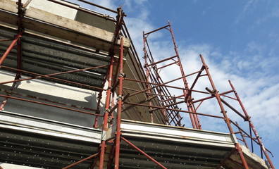 Lavori in corso nel cantiere edile in primavera - ripresa delle attività