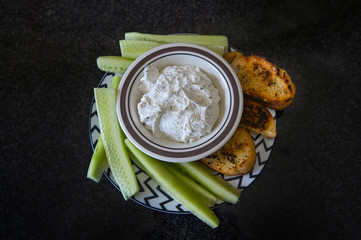 Fingerfood - Gurkenstick mit geröstetem Olivenbrot und Kräuterquark