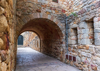 Fototapeta na wymiar Details of the medieval streets in the beautiful village of Pals in northern Catalonia