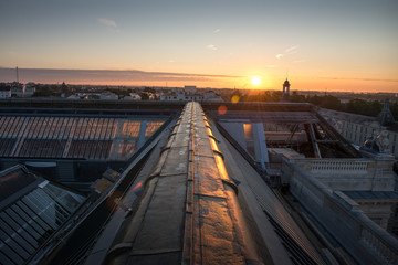 Fototapeta na wymiar vue aérienne des toits de la vielle ville de Nantes en France au lever du soleil
