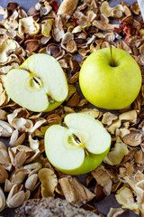 manzana fresca y natural cortada en trozos