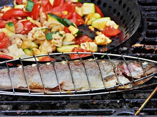 Fisch und Gemüse auf dem Grill