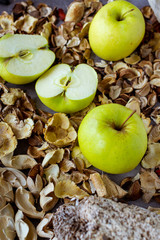 manzana fresca y natural cortada en trozos