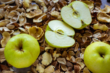 manzana fresca y natural cortada en trozos