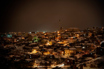 Kar yağışı ve büyülü gece atmosferi.