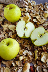 manzana fresca y natural cortada en trozos