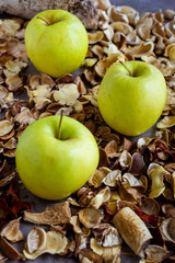 manzana fresca y natural cortada en trozos