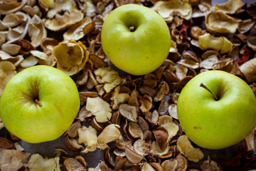 manzana fresca y natural cortada en trozos