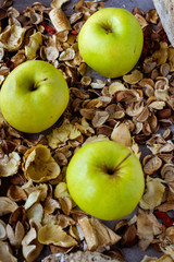 manzana fresca y natural cortada en trozos