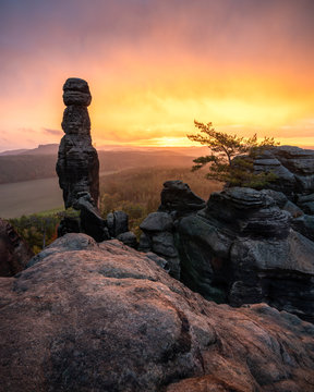 Barbarine auf dem Pfaffenstein im Elbsandsteingebirge S&auml;chsische Schweiz zum Sonnenaufgang