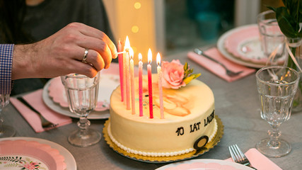 urodzinowy tort ze świeczkami