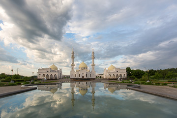 Fototapeta na wymiar Beautiful white mosque in Bolgar reflected in the water against the backdrop of a beautiful sky 