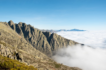 Fototapeta na wymiar Vista general de Los Galayos sobre un mar de nubes, en la vertiente sur del Parque Regional de la Sierra de Gredos.