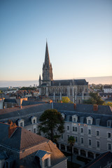 Fototapeta premium vue aérienne sur une église et la vielle ville de Nantes en France au lever du soleil