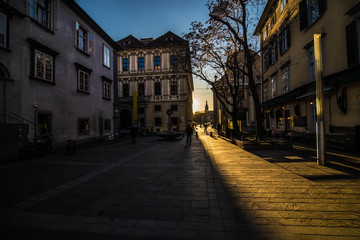Fototapeta na wymiar Schlossbergplatz in Graz mit langem Schatten