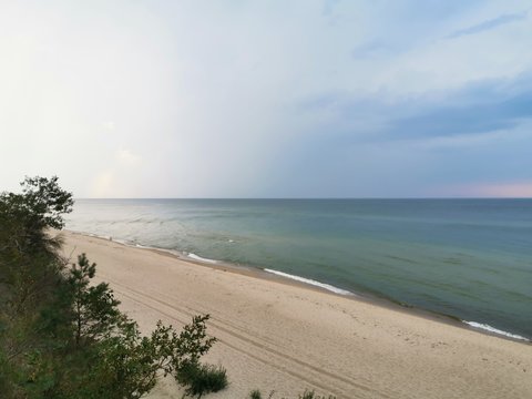 Zachmurzone niebo nad wybrzeżem morskim