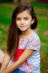 Fototapeta premium Beautifal little girl in the autumn park
