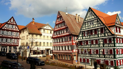 Fototapeta na wymiar malerische Altstadt von Calw mit Fachwerkhäusern und Geburtshaus von Hermann Hesse an sonnigem Tag