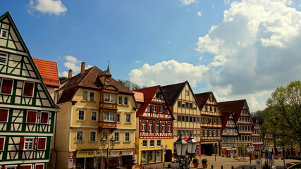 altes Stadtzentrum der Stadt Calw im Schwarzwald mir Fachwerkhäusern unter malerischen Himmel