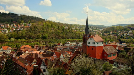 herrlicher Blick auf Calw im Schwarzwald mit Häusern, Kirche und rotem Turm vor malerischem Himmel © globetrotter1