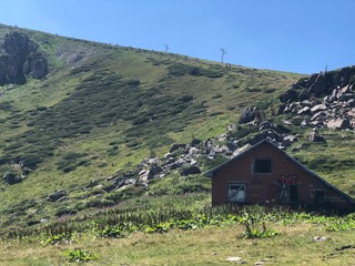 בית בתוך הרים