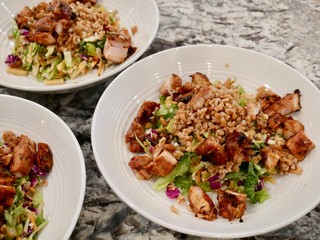 Salad with chicken and farro 