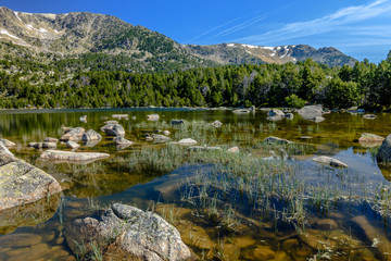 Fototapeta na wymiar Morning at the beautiful Lake of Malniu, Catalan Pyrenees Mountains, Spain.
