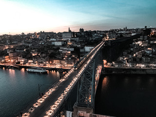 Naklejka premium Ponte Dom Luís I bei Abenddämmerung