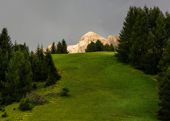 Dolomity. Grupa Fanes w chwilowym błysku słońca © Jan Przybyła