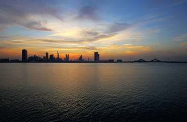 Obraz premium Bahrain skyline at dusk with beautiful clouds, HDR
