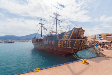 old traditional ship in Crete town Hersonissos Day foto. Greece vacation.