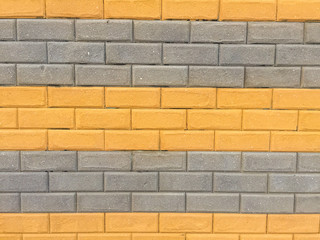 Pared de blocks tipo ladrillo con franja de color amarillo