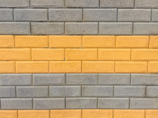 Pared de blocks tipo ladrillo con franja de color amarillo