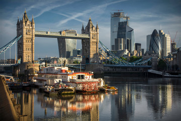 Obraz premium Tower Bridge and City of London at sunrise