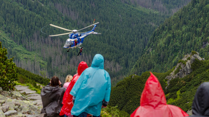 helikopter w górach, Tatry - obrazy, fototapety, plakaty
