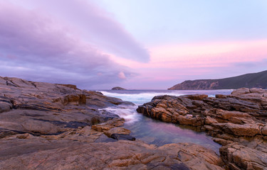 Fototapeta na wymiar A beautiful sunrise at The Gap, Albany, Australia