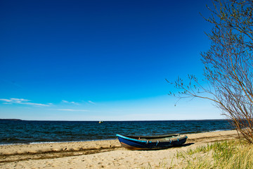 Łódź rybacka na plaży w Rewie © Iwona