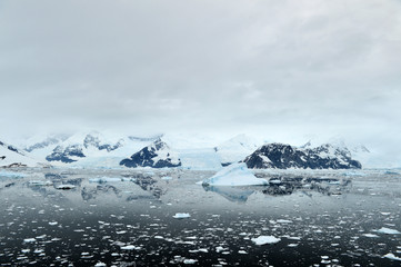 Fototapeta na wymiar iceberg in antarctica