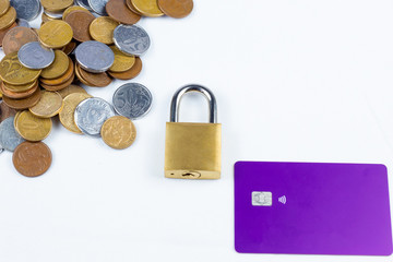 several Brazilian coins, a padlock and a purple credit card