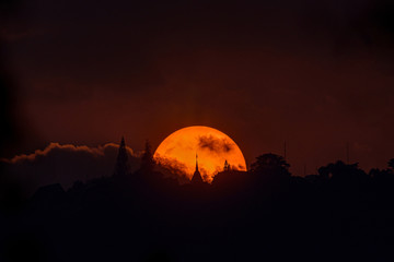 Obraz premium Beautiful Sunset with clouds over Phra That Doi Suthep temple