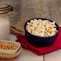 Palomitas de maíz. Ingredientes para preparar ricas palomitas de maíz o pochoclo.  Antes y después.