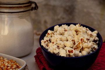 Pochoclo, palomitas de maíz. Ingredientes, azúcar, maíz, bol.