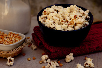 Pochoclo, palomitas de maíz. Ingredientes, azúcar, maíz, bol.