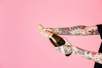 Popping a champagne © rawpixel.com