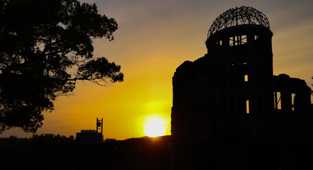 原爆ドームと夕陽